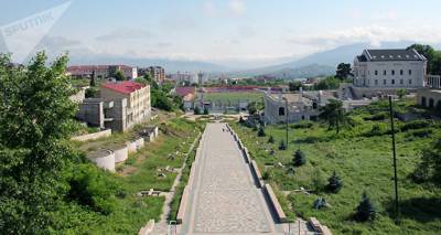 В карабахском Степанакерте ремонтируют дворы, крыши и подъезды зданий