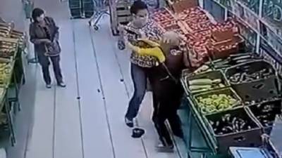 Женщина с ножом набросилась на сотрудницу магазина в Ульяновске. Видео