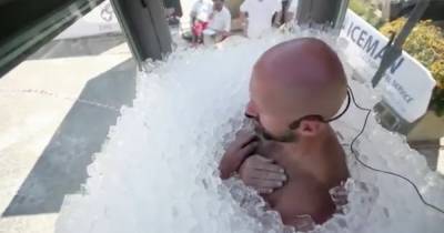 Австриец побил мировой рекорд, два с половиной часа просидев в кабине со льдом