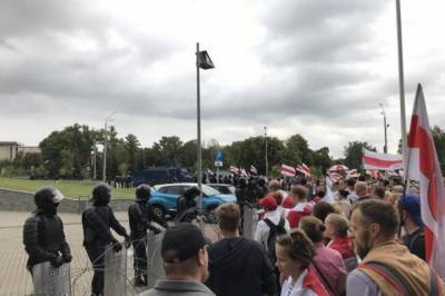 Протесты в Минске: Возле резиденции Лукашенко применили слезоточивый газ