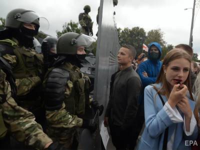 В Минске силовики распылили слезоточивый газ, когда участник протестов писал на щитах "Лука, уходи!". Видео
