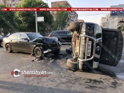 Крупное ДТП в Ереване: столкнулись BMW и Nissan, один из автомобилей перевернулся