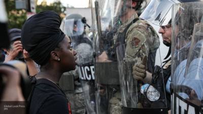 Участники митингов в Портленде забросали полицейских "коктейлем Молотова"