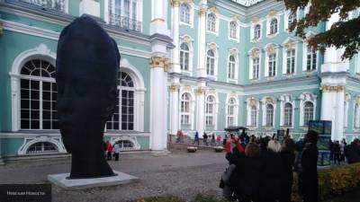 Петербуржцы могут увидеть гигантскую статую во дворе Зимнего дворца