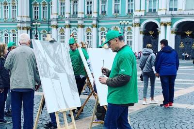 Петербургские художники собрались на Дворцовой площади