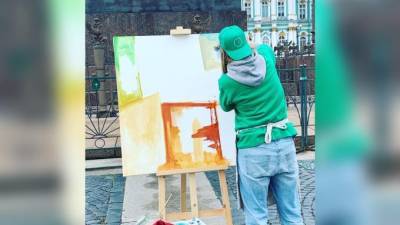 Петербургские художники вышли рисовать на Дворцовую площадь