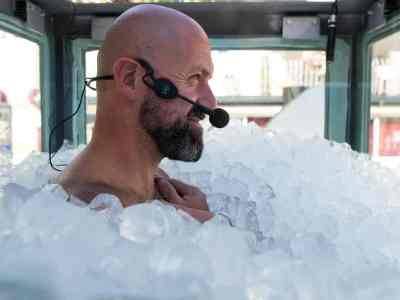 Австриец побил мировой рекорд, просидев в стеклянном кубе со льдом более двух с половиной часов