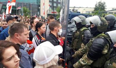 В Минске за выходные арестованы более 200 человек, 100 000 вышли опять на улицы