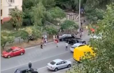 В столице пьяный водитель разбил автомобили и перекрыл дорогу (ВИДЕО)