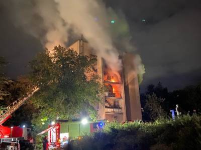 Миасские пожарные эвакуировали более 30 человек из горящей пятиэтажки