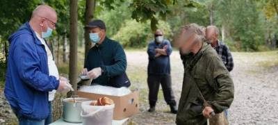 Волонтеры впервые накормили бездомных в Петрозаводске после долгого перерыва из-за коронавируса