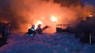 В Свердловской области потушили крупный пожар на пилораме