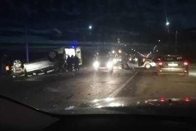 В Ярославле на окружной дороге перевернулась иномарка – четверо пострадавших