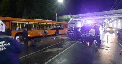 В Калининграде на трамвайных путях столкнулись две легковушки, понадобилась помощь МЧС (фото)