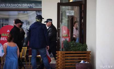 В Минске начальник ГУБОПиК разбил стекло кафе, где прятались протестующие — видеофакт