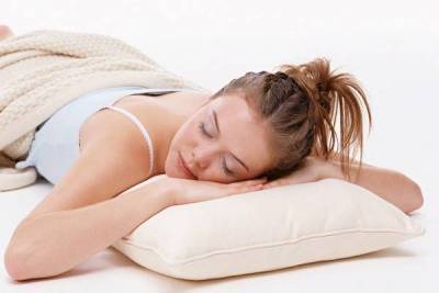 Почему полезно спать на животе