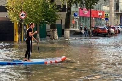 В Новороссийске после дождя людям пришлось плавать по городу на sup-бордах