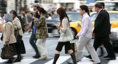 В японском Ямато запретили ходить по улицам, уткнувшись в экран смартфона