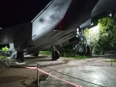 В Твери в парке Победы упал самолет-памятник