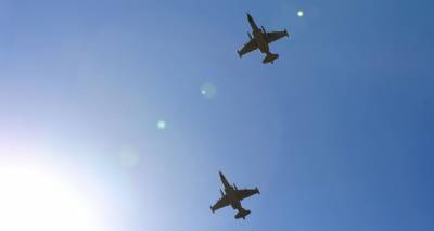 Российские военные летчики разыграли воздушный бой в небе над Арменией