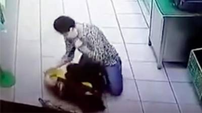 Женщина напала с ножом на сотрудницу магазина