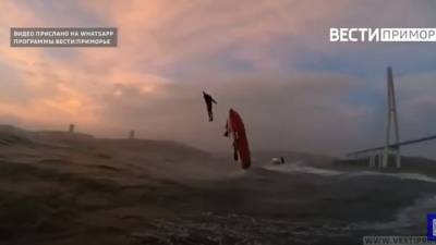 Аквабайкеры покатались на волнах прямо во время тайфуна