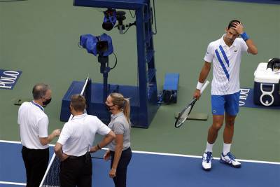 Джоковича сняли с теннисного турнира US Open за попадание мячом в судью