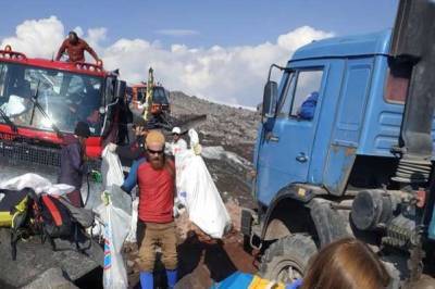 Участники акции «Чистая гора» собрали 50 тонн мусора на Эльбрусе