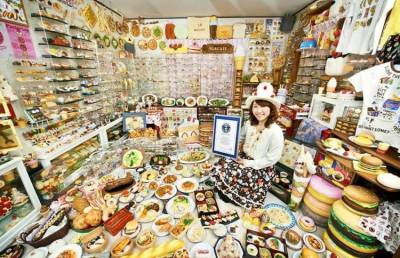 Женщина собрала огромную коллекцию пластиковой еды и попала в Книгу рекордов Гиннеса