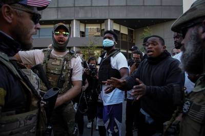 Протестующие в США пришли на "мирный" митинг с ножами