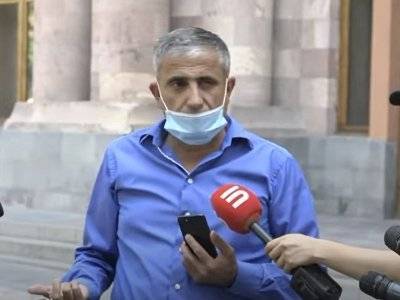 Проводящего акцию протеста перед правительством Армении предпринимателя подвергли приводу