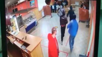 Злоумышленники с пистолетами и битами атаковали торговцев арбузами в новосибирском кафе