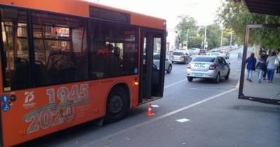 На Горького семилетний велосипедист упал перед подъезжающим к остановке автобусом