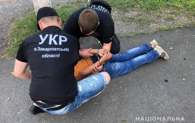 В Ужгороде задержали подростка с пистолетом, ограбившего АЗС