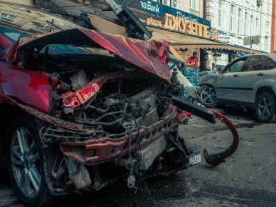 Тройное ДТП в Днепре: автомобили влетели в столб, кафе и припаркованный Ford