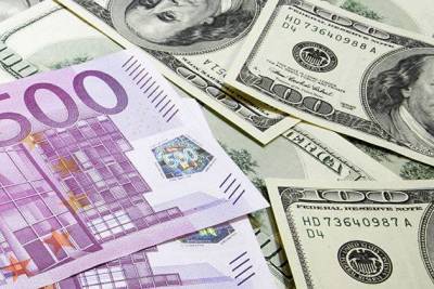 Евро поднялся выше 90 рублей, доллар - выше 76 рублей
