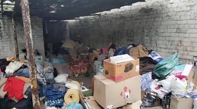 Днепряне бьют тревогу из-за бездомной, которая поселилась в куче мусора и ходит раздетая, кадры