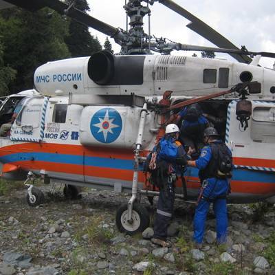 Вертолет МЧС доставил в Сочи группу туристов с детьми, которые заблудились в горах