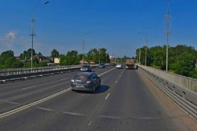 Велосипедистам запретили ехать по тротуарам моста в центре Пскова