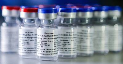 Вакцину от COVID начнут поставлять в регионы на следующей неделе