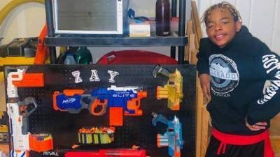 Школа вызвала полицию к 12-летнему мальчику домой, увидев у него игрушечный пистолет на онлайн-занятии