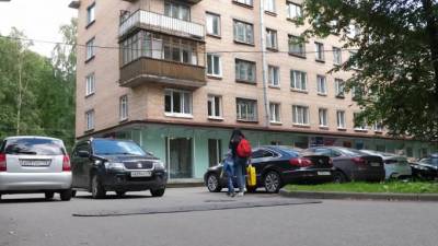 Местные жители жалуются на опасный сквозной проезд в Детскосельском