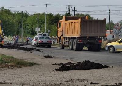 Дорогу в Рязанской области завалило навозом