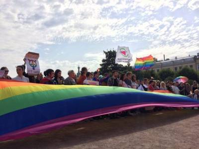 В Екатеринбурге одновременно начались фестивали ЛГБТ и «Скрепа»