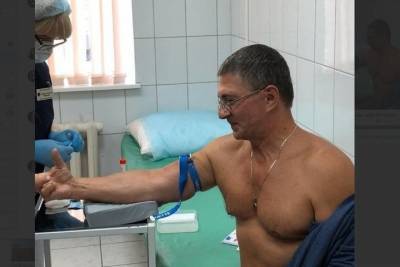 Доктор Мясников вколол себе вакцину от коронавируса