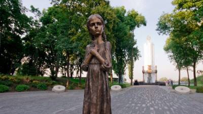 Зеленский спустя 2 недели отреагировал на надругательство над памятником жертвам Голодомора