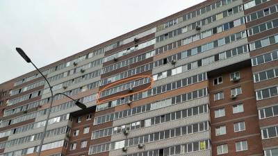 Балкон тюменской многоэтажки может обрушиться на прохожих