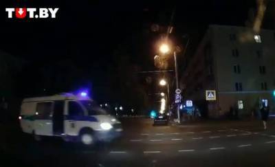 Появилось видео, как в Гомеле на акции протеста милицейский автомобиль сбил парня
