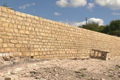 Комитет по охране памятников проверит законность построенной стены в Выбутах