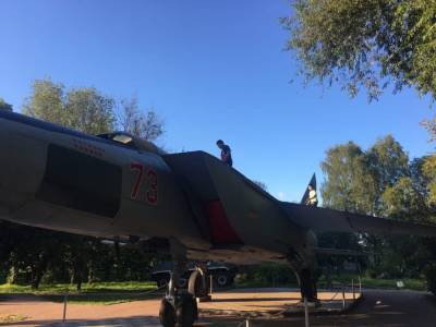 Для МиГ-25 в парке Победы в Твери установили дополнительную опору